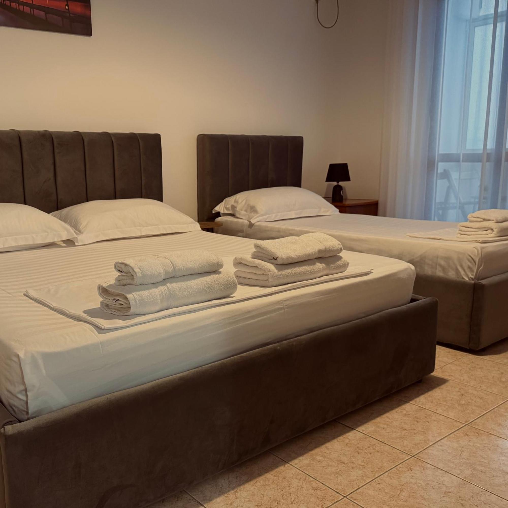 Hi5 Rooms Tiranë Luaran gambar