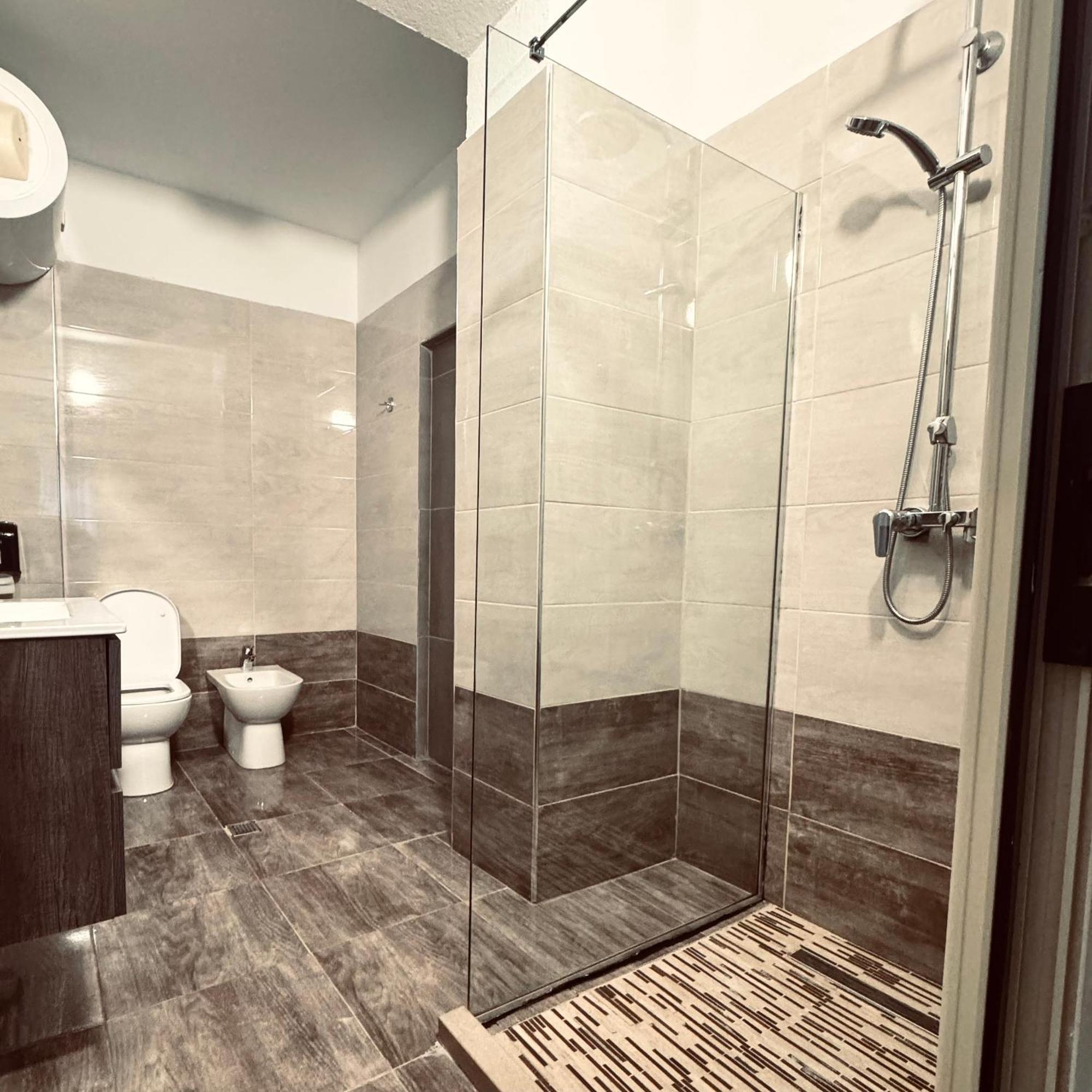 Hi5 Rooms Tiranë Luaran gambar